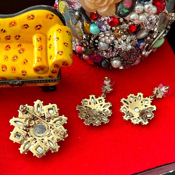 NIB Avon Brooch & Earrings Set - Picture 8 of 8